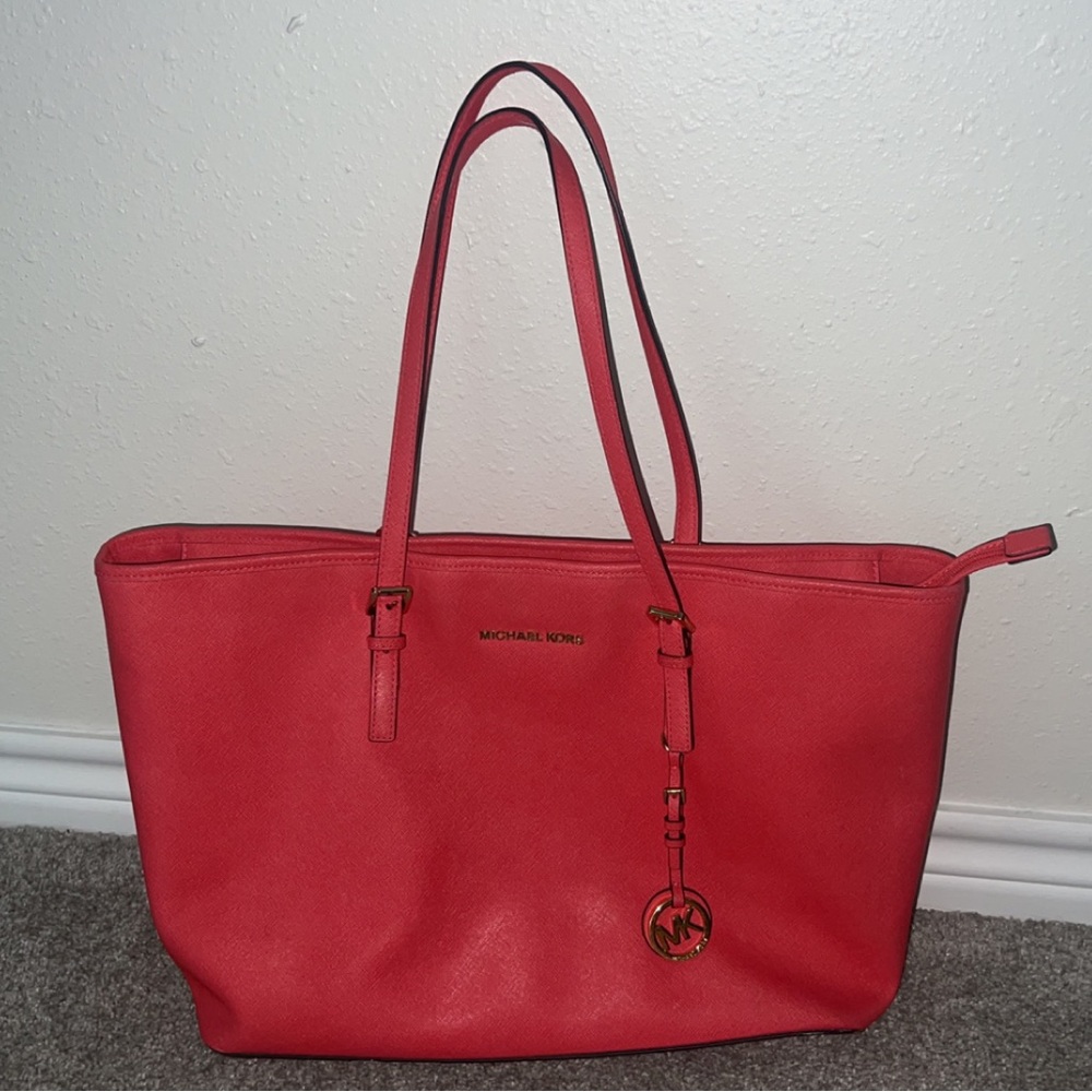Micheal Kors Jet set Tote in coral/red